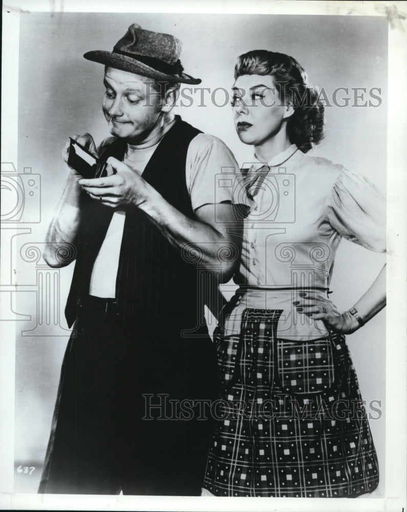 1956 Press Photo Art Carney &amp; Joyce Rudolph of Honeymooners - Historic Images