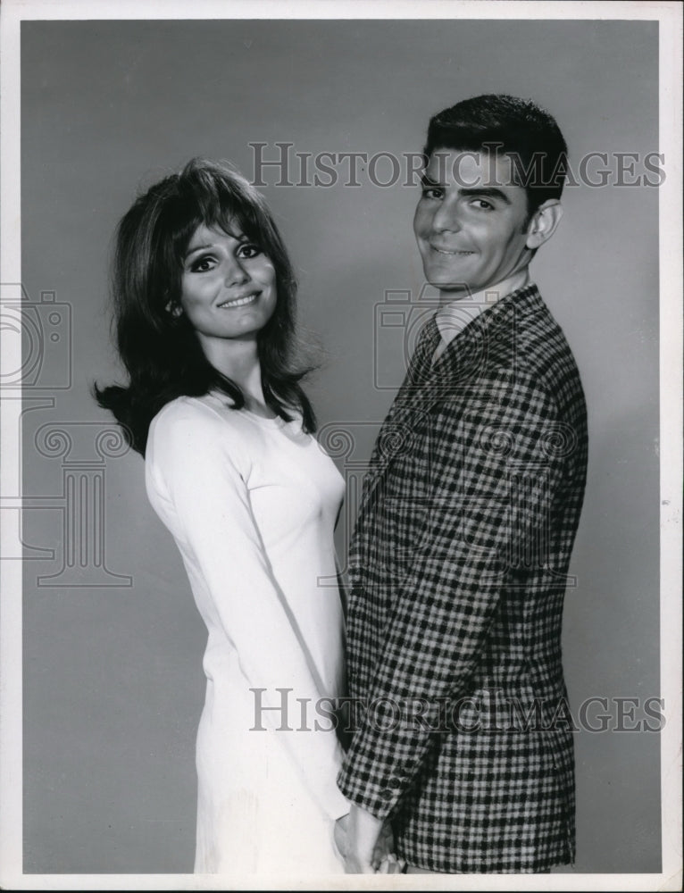 1967 Press Photo Paula Prentiss &amp; Dick Benjamin in He &amp; She - Historic Images