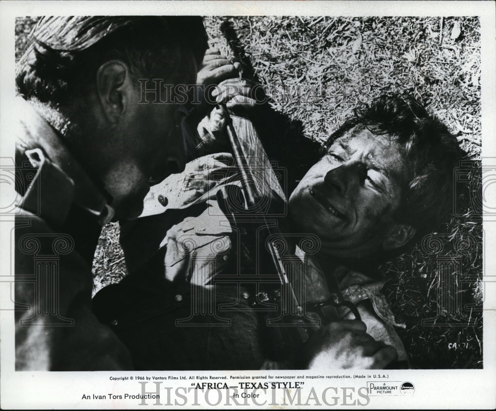 1966 Press Photo Nigel Green, Hugh O&#39;Brian in Africa--Texas Style - Historic Images