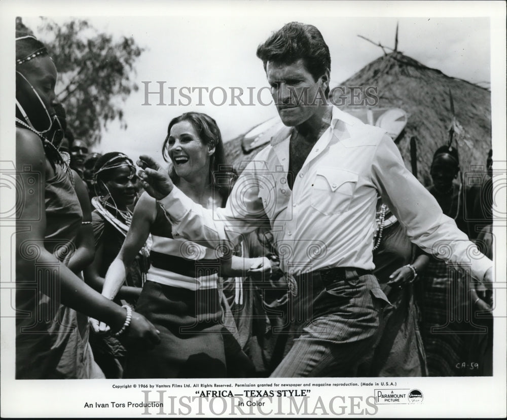 1968 Press Photo Adrienne Corn, Hugh O&#39;Brian in Africa-Texas Style - Historic Images