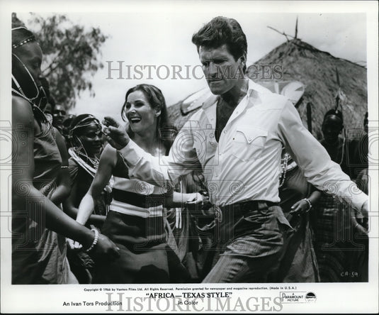 1968 Press Photo Adrienne Corn, Hugh O'Brian in Africa-Texas Style - Historic Images
