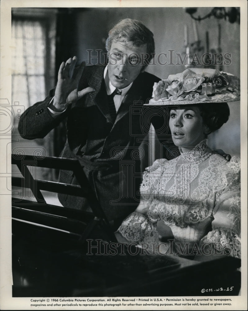 1966 Press Photo Michael Caine, Nanette Newman in The Wrong Box - Historic Images