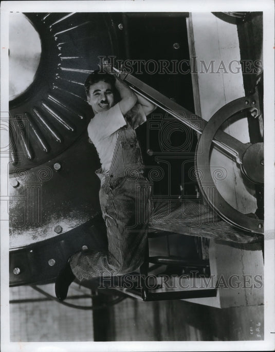 1976 Press Photo Charlie Chaplin in Modern Times - Historic Images
