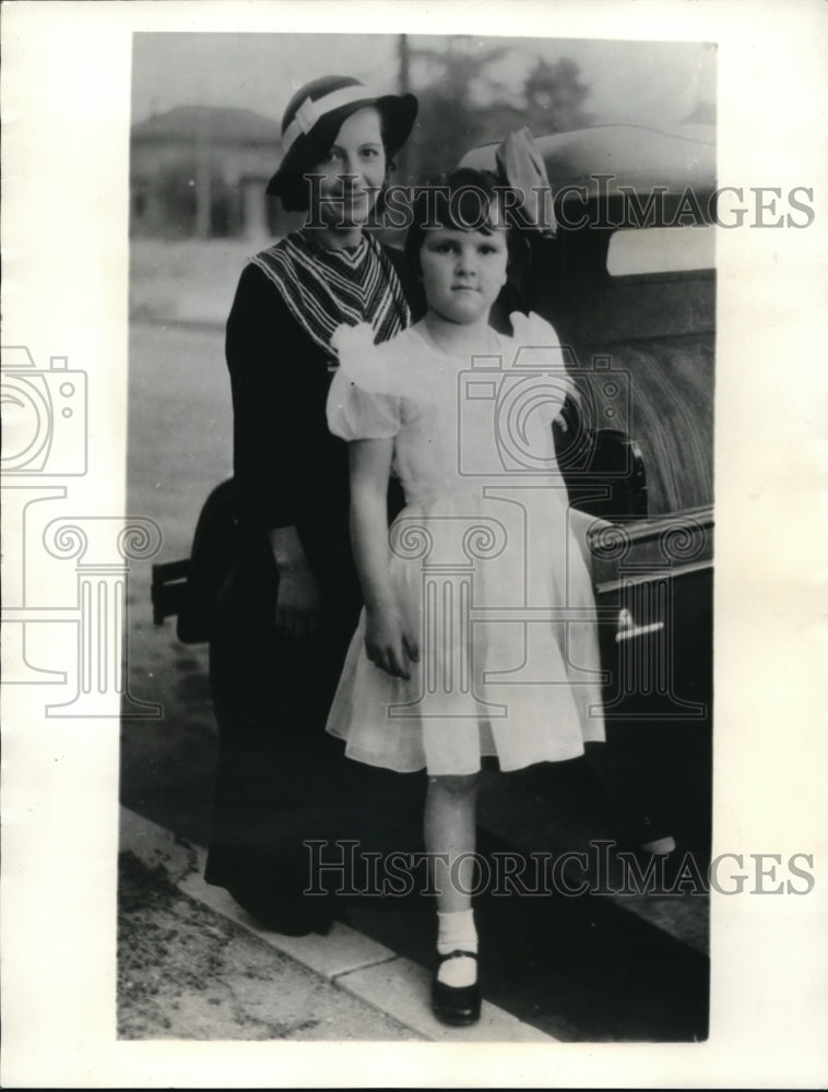 1934 Press Photo June Robles with Mother Mrs. Fernando Robles - Historic Images