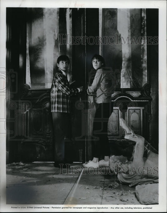 1966 Press Photo Pat Cardi & Mary Badham in Lets Kill Uncle - cvp74939 - Historic Images