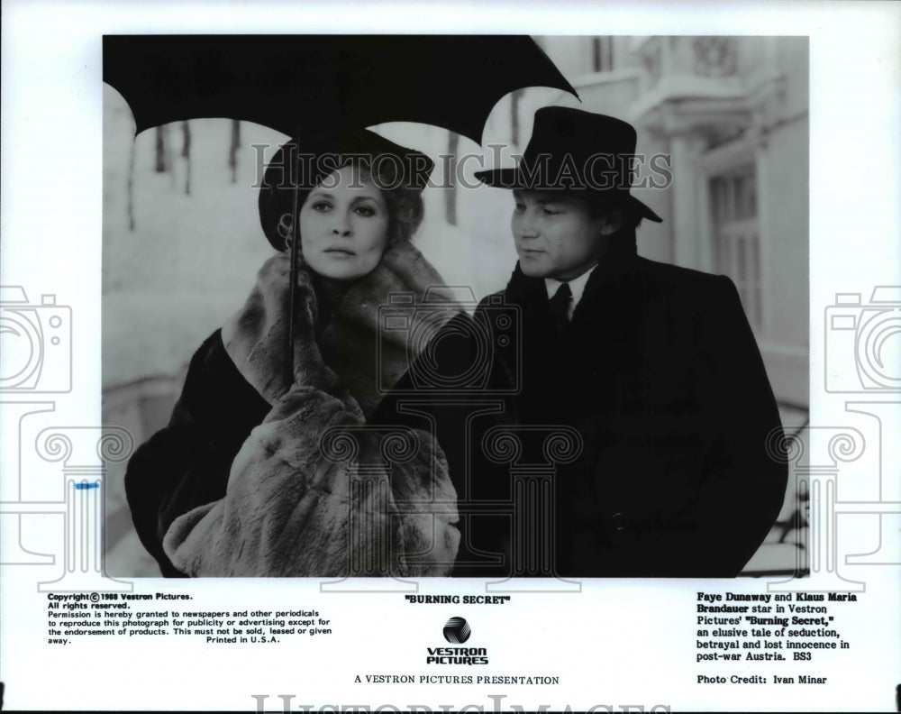 1989 Press Photo Faye Dunaway & Klaus Marin Brandauer in Burning Secret - Historic Images