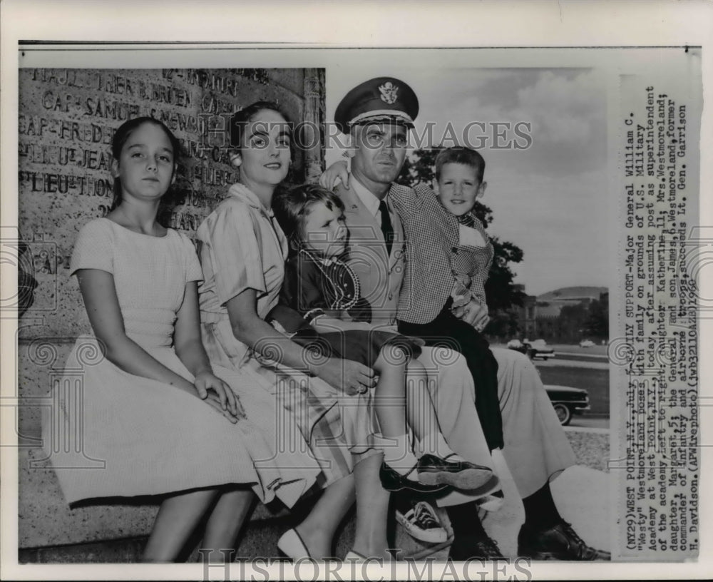 1960 Press Photo Major General William C Westmoreland &amp; Family - Historic Images