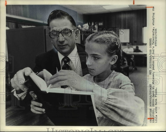 1976 Press Photo Levi W. Whisner Studying Bible With Beth Flora God's Tabernacle-Historic Images