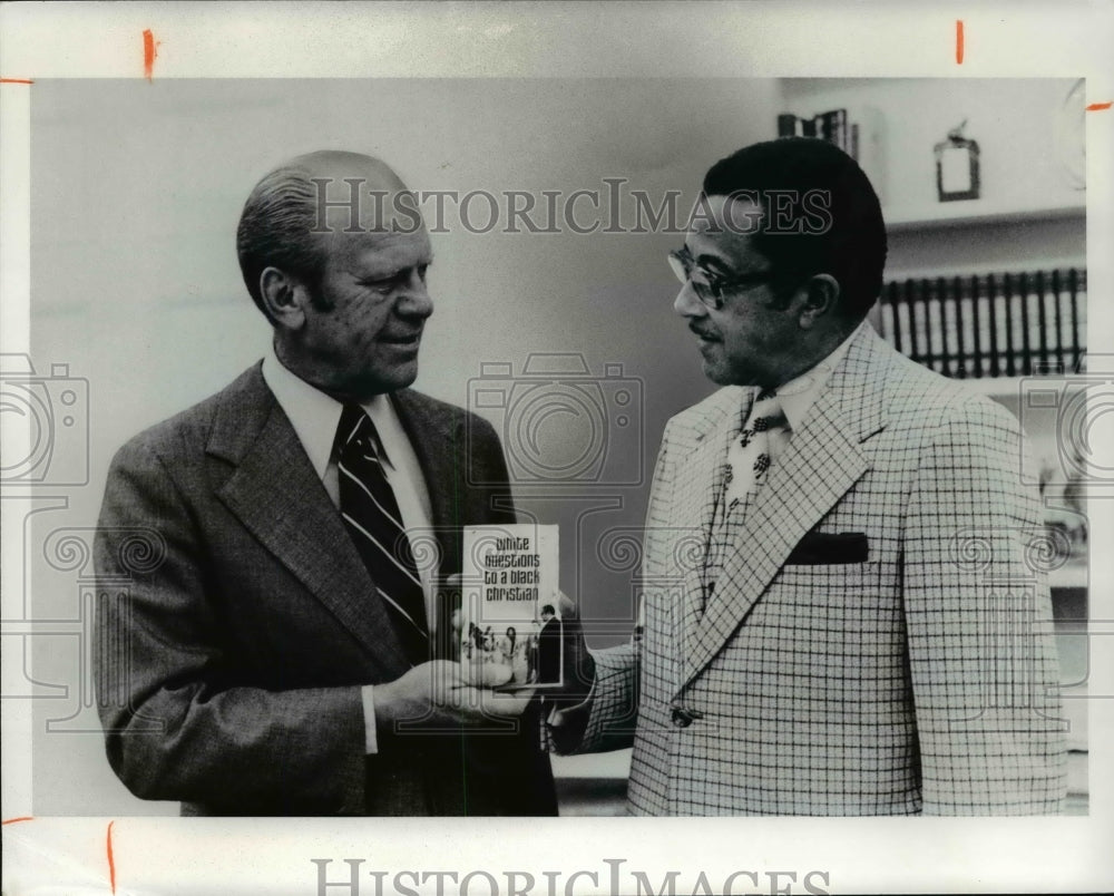 1976 President Gerald R Ford &amp; Reverend Howard O Jones - Historic Images