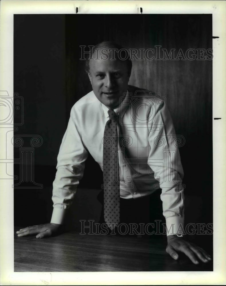 1988 Press Photo Armond Waxman President &amp; CEO Waxman Industries Inc- Historic Images