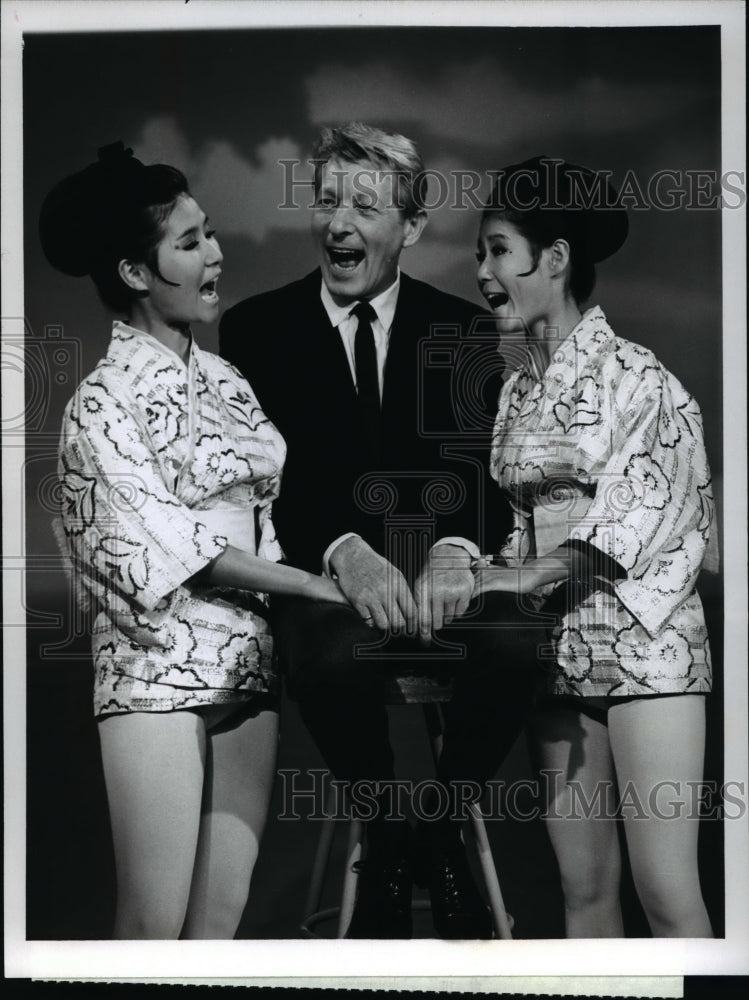 1963 The Peanuts &amp; Danny Kaye in The Danny Kaye Show - Historic Images