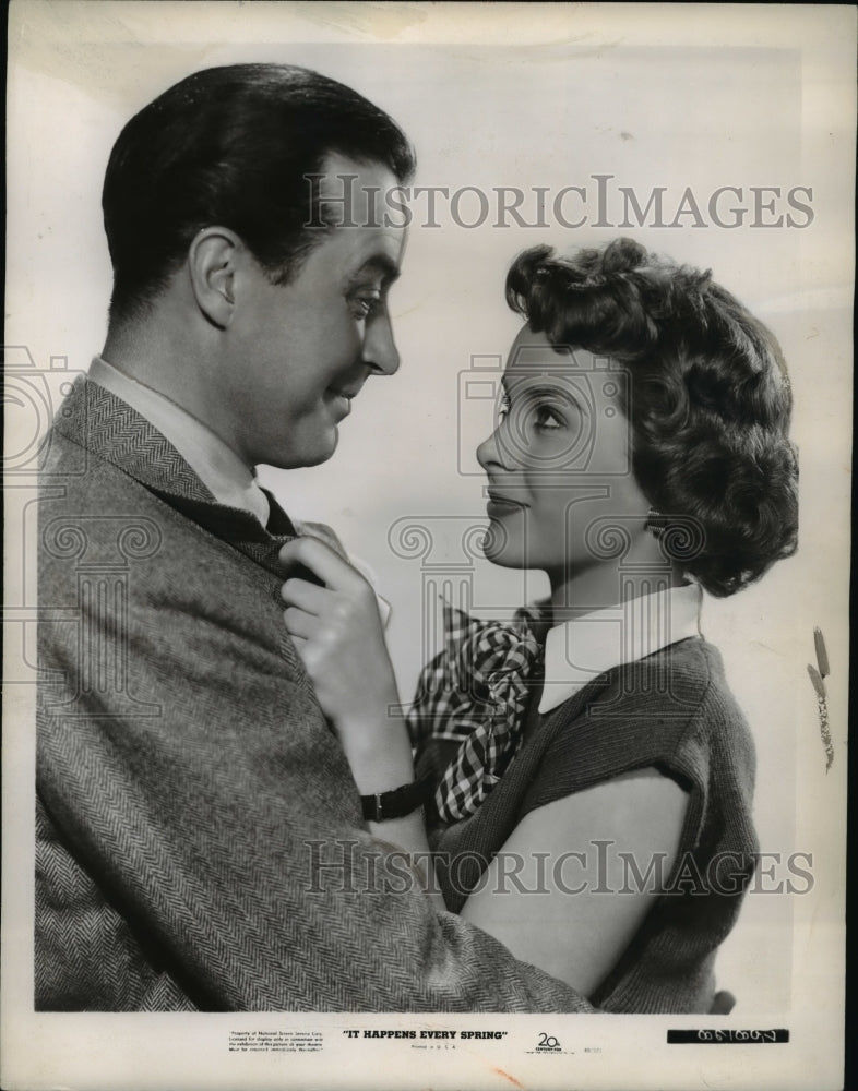 1949 Press Photo Jean Peters &amp; Ray Milland in It Happens Every Spring - Historic Images