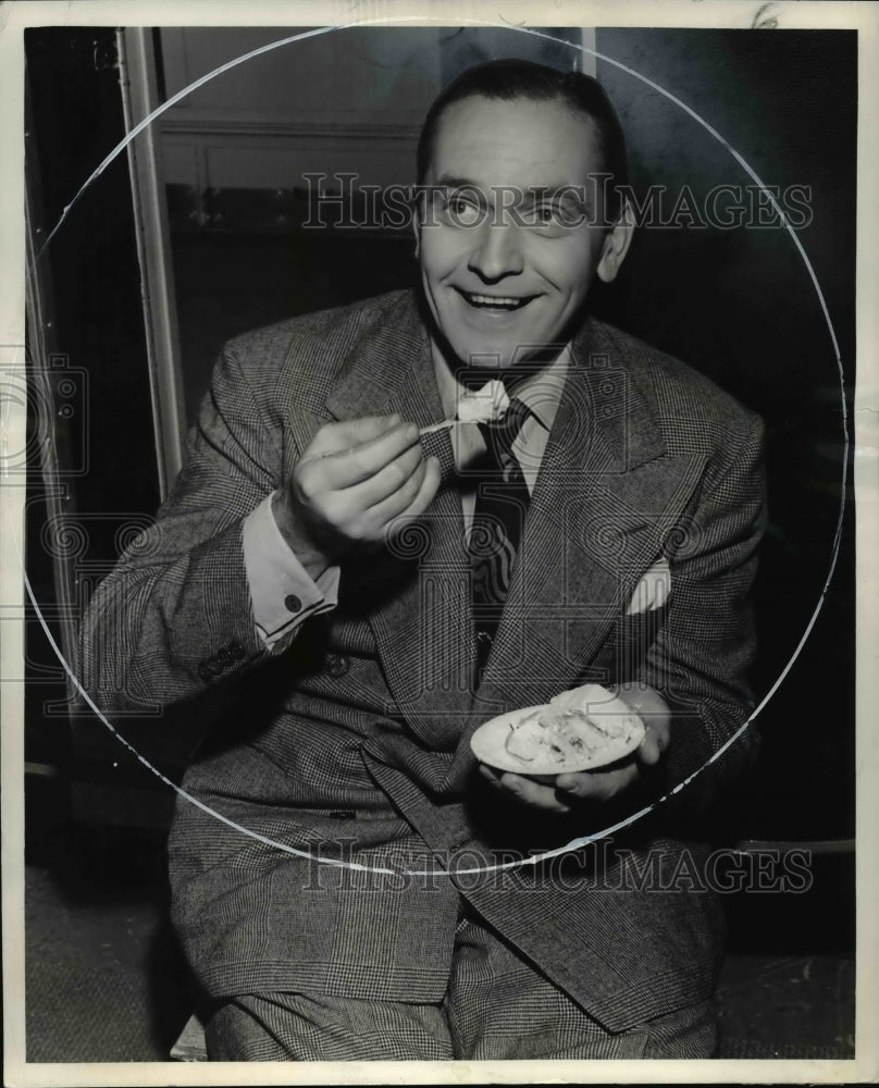 1947 Press Photo Actor Freddie March - Historic Images