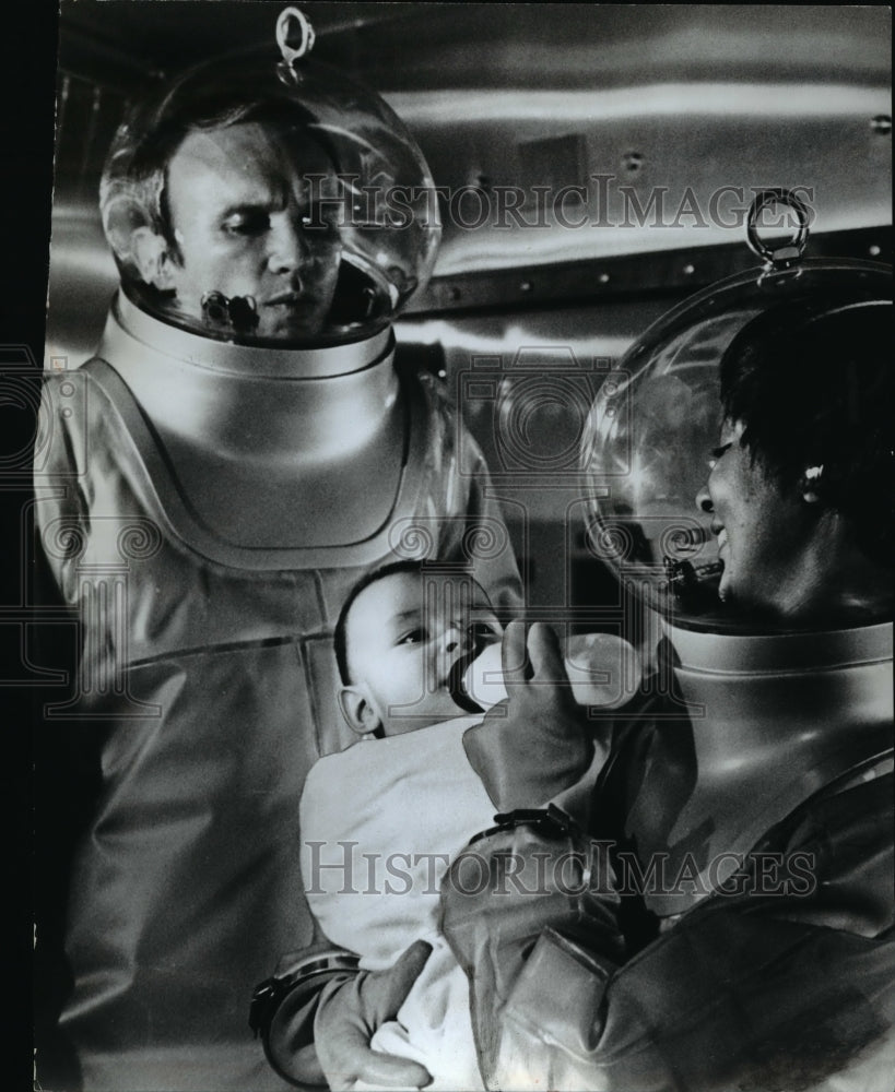 1971, James Olsen &amp; Paula Kelly in The Andromeda Strain - cvp76746 - Historic Images