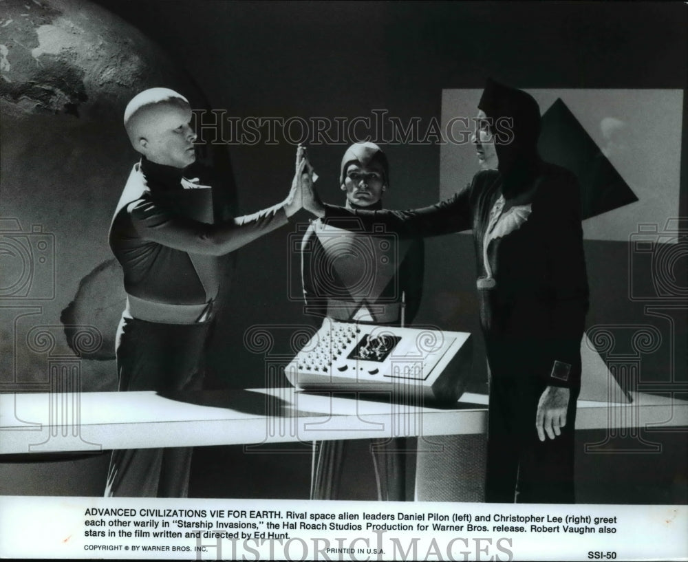 1977 Press Photo Warner Brothers presents Starship Invasions with Robert Vaughn - Historic Images