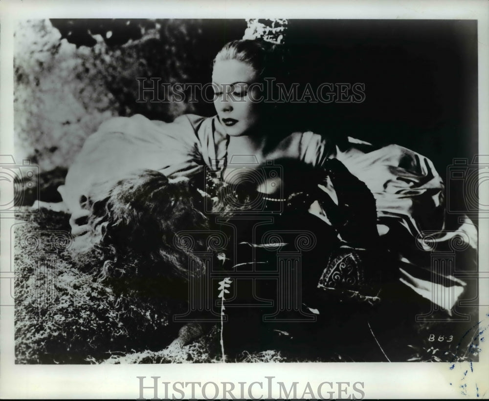1946 Press Photo Beauty & Beast - Historic Images