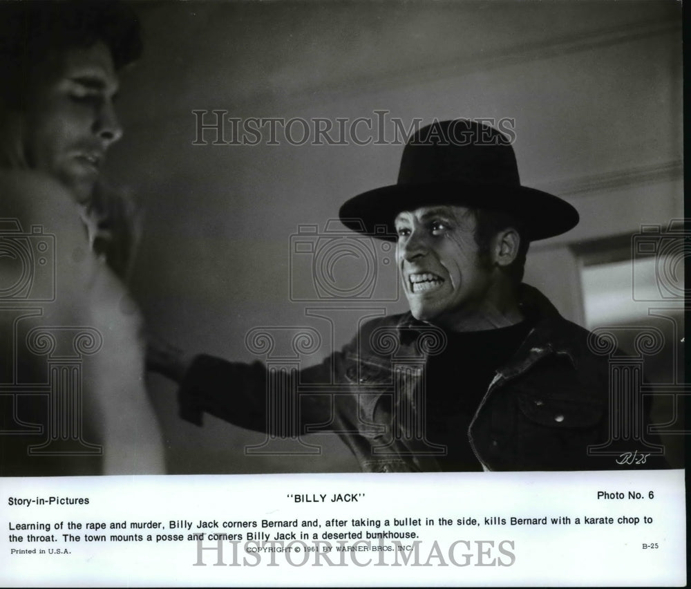 1978 Press Photo Warner Brothers presents Billy Jack with Tom Laughlin - Historic Images