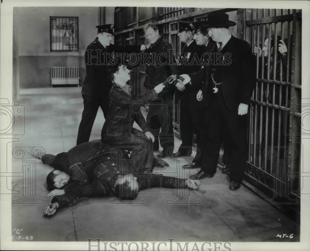 1976 Press Photo Charlie Chaplin with Police in Movie Scene - Historic Images