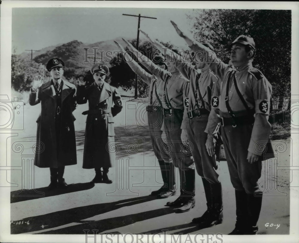 1976 Press Photo Charlie Chaplin and Reginald Gardiner in Heil Charlie - Historic Images