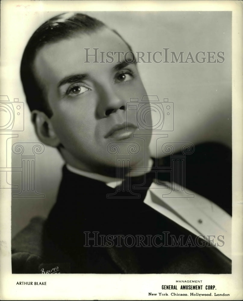 1943 Press Photo Arthur Blake in Satirical Reflections - cvp77741- Historic Images