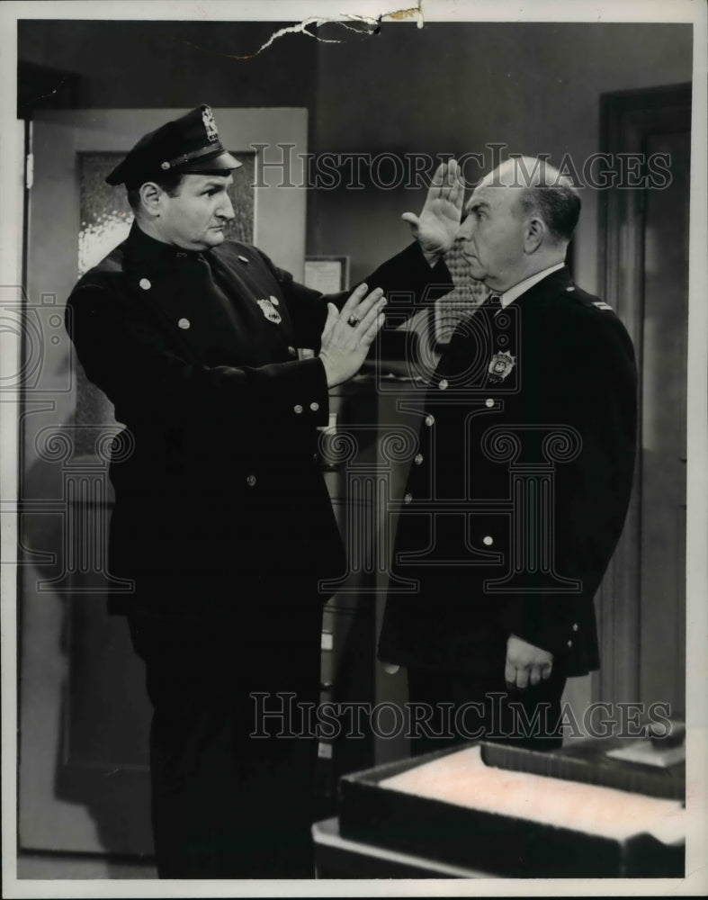 Press Photo Al Lewsi in TV Scene - cvp77782 - Historic Images