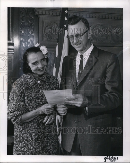 1959 Press Photo Jessie Semple O'Donnell and Acting Mayor Ralph S, Locher - Historic Images