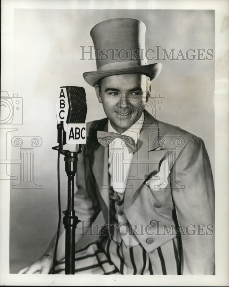 1945 Press Photo Johnny Olsen in Ladies Be Seated - Historic Images