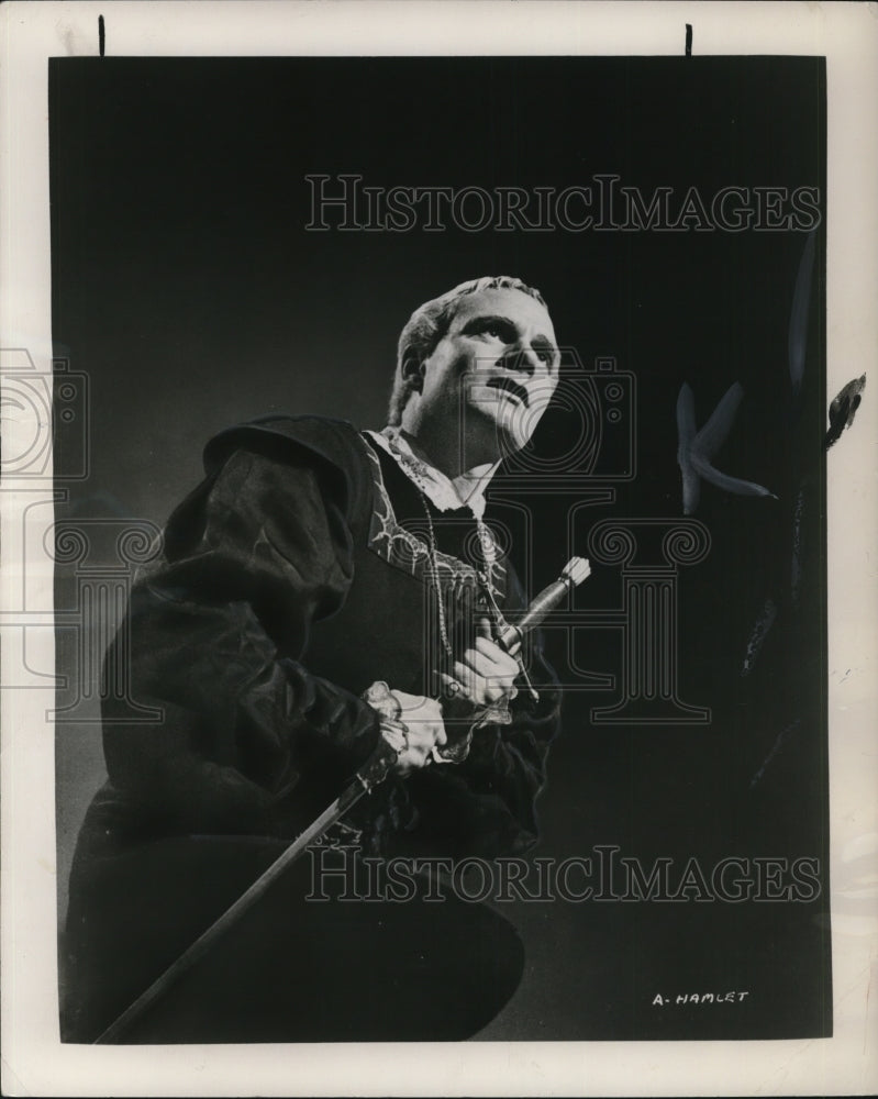 1950 Press Photo Laurence Olivier in Title Role of Hamlet - Historic Images