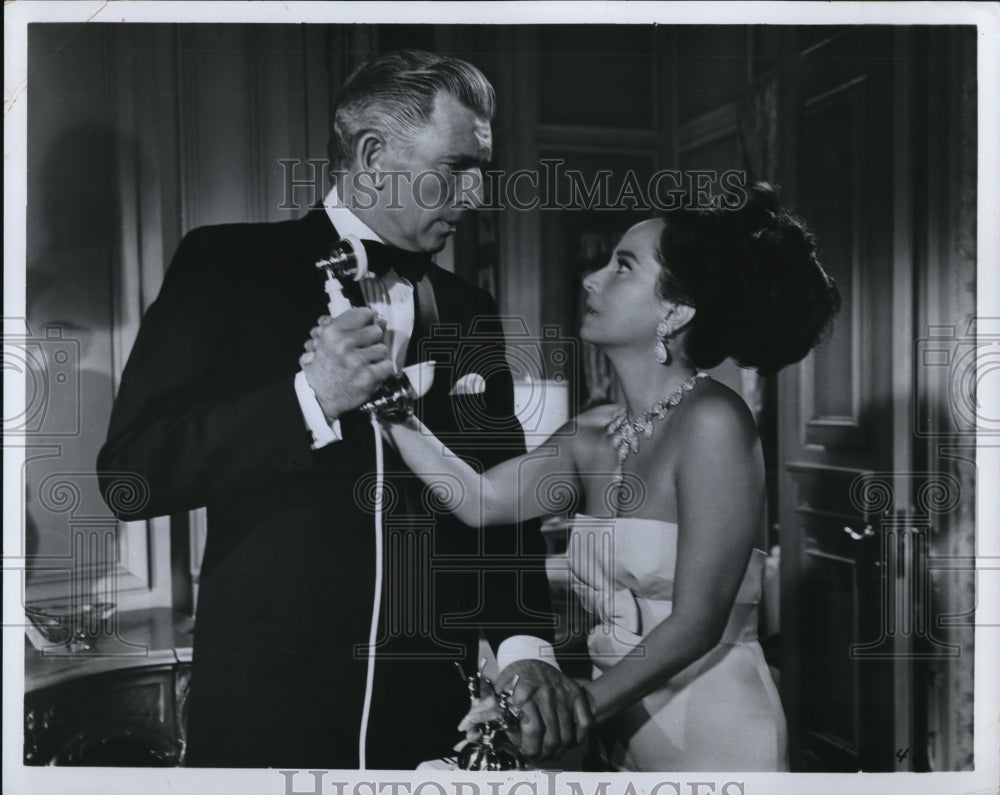 1966 Press Photo Merle Oberon &amp; Michael Rennie in Hotel - cvp78317 - Historic Images