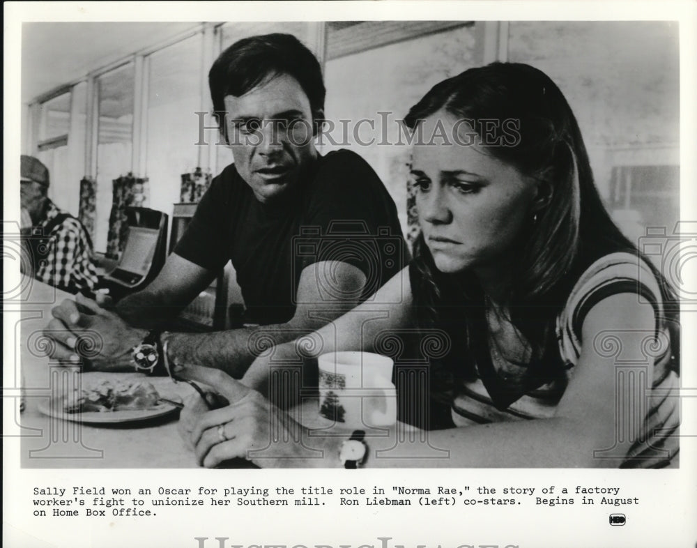 1979 Press Photo Sally Field &amp; Rob Liebman in Norma Rae - Historic Images