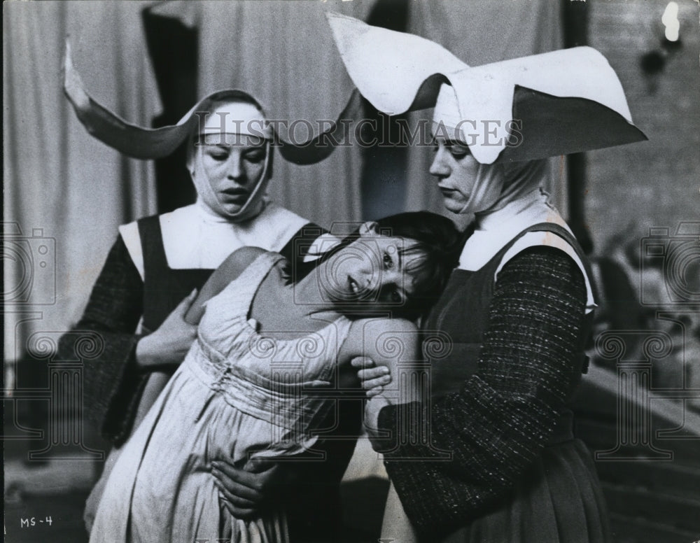1967 Press Photo Glenda Jackson, Heather Canning &amp; Jenifer Tudor in Marat Sade - Historic Images