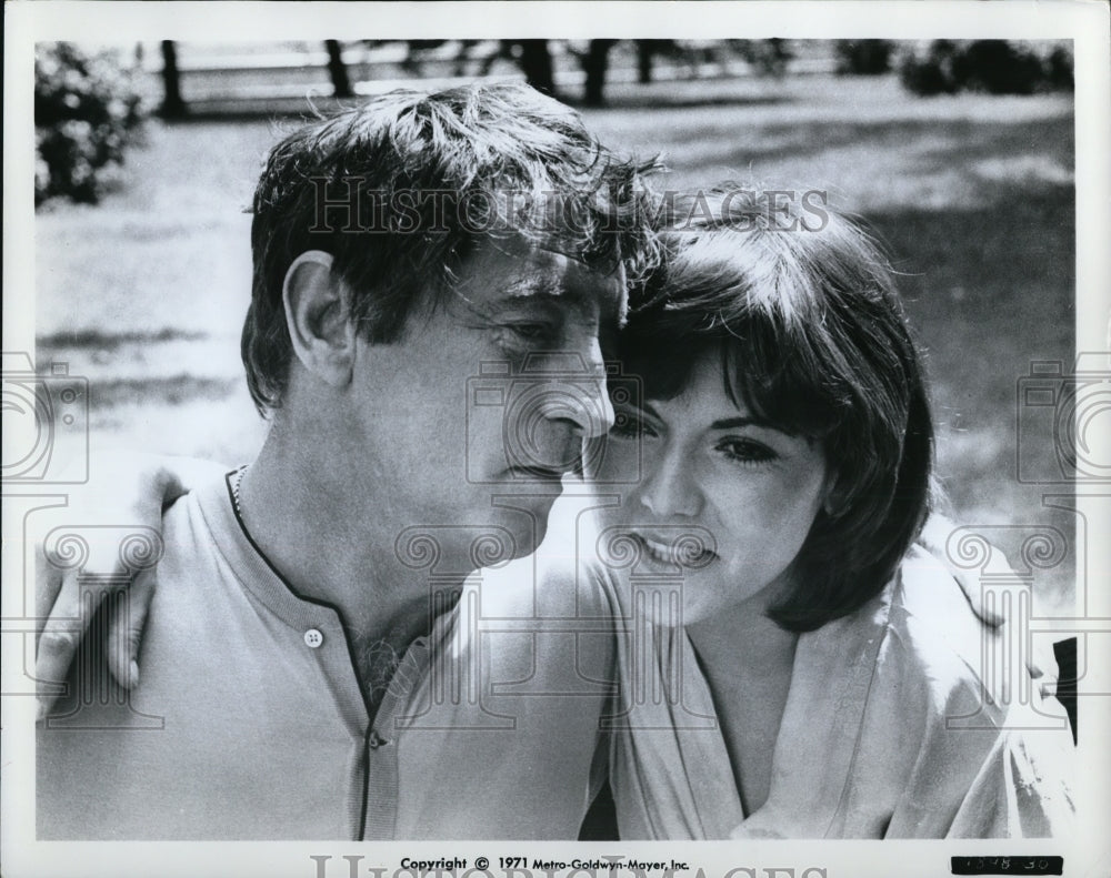 1971 Press Photo Robert Mitchum & Brenda Vaccaro in Going Home - Historic Images