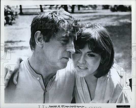 1971 Press Photo Robert Mitchum & Brenda Vaccaro in Going Home - Historic Images