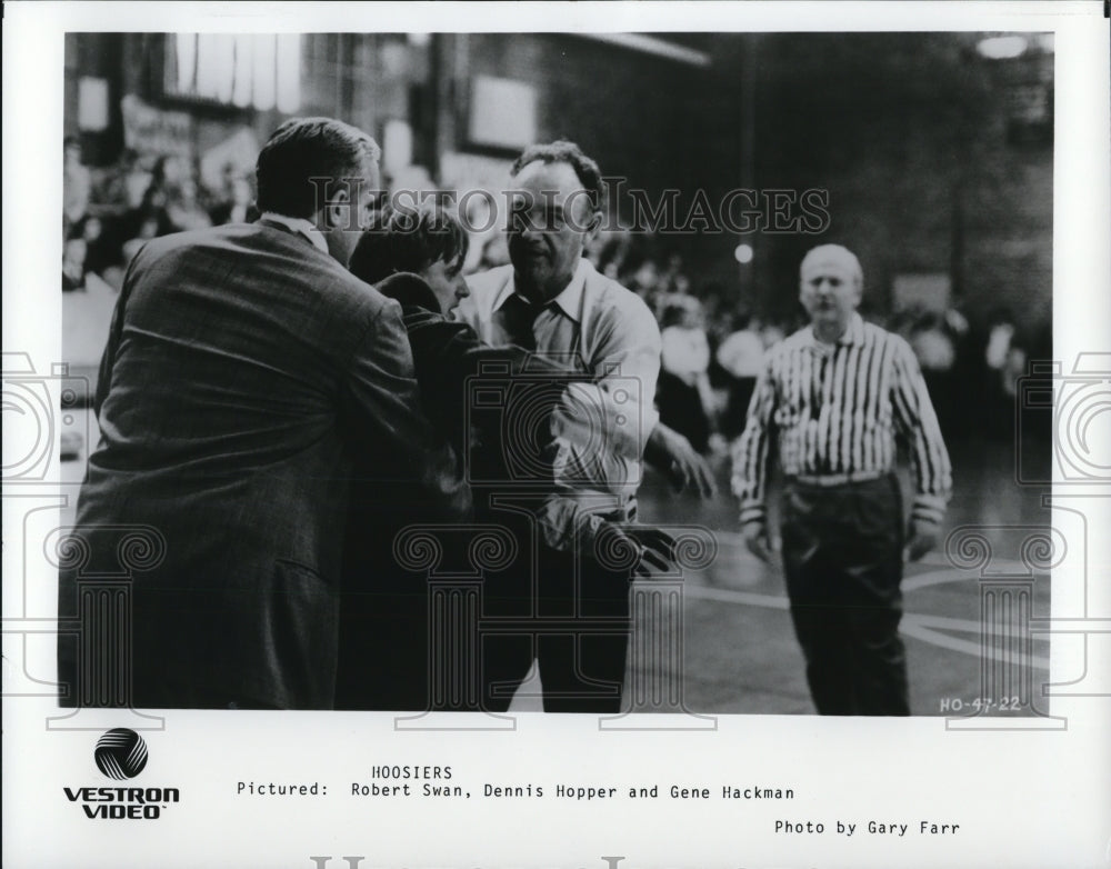 1988 Press Photo Robert Swan Dennis Hopper Gene Hackman in Hoosiers - Historic Images