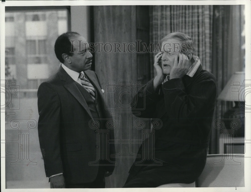 1984 Press Photo Sherman Hemsley &amp; Franklin Cover in The Jeffersons - Historic Images