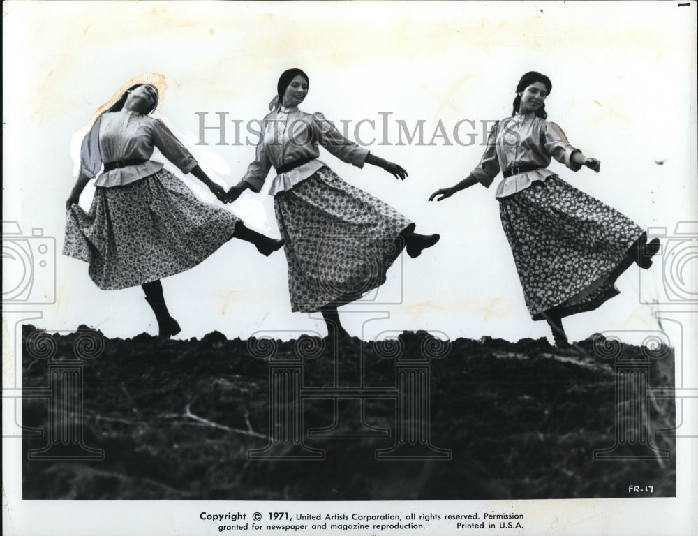 1971 Press Photo Neva Small, Michele Marsh in Fiddler on the Roof - Historic Images