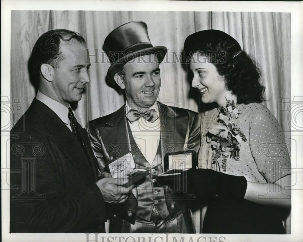 1946, Johnny Olsen of Ladies be Seated - cvp78831 - Historic Images