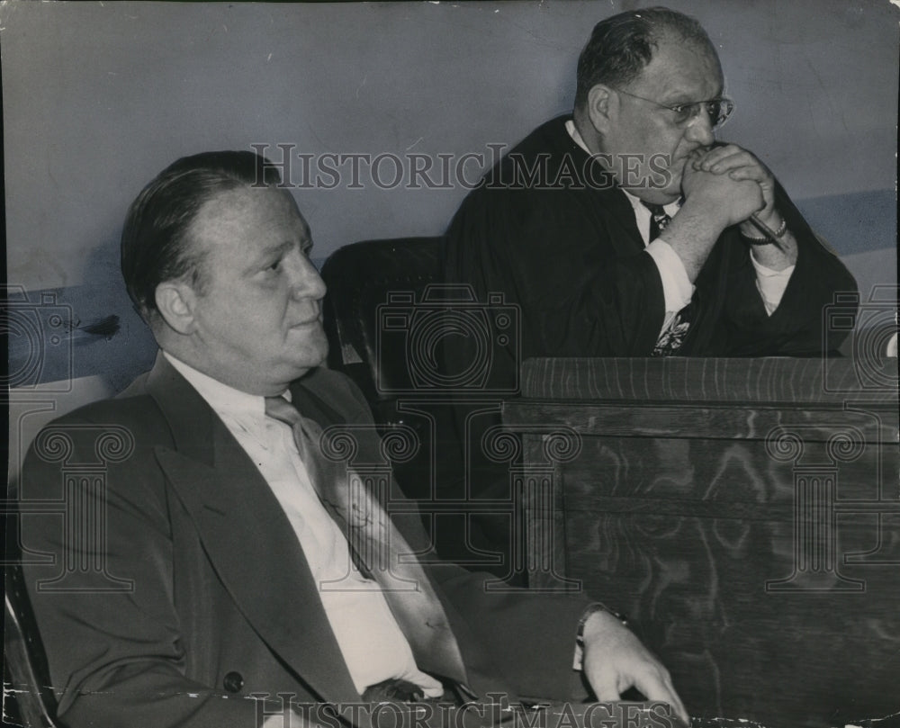 1948 Press Photo Alex Shonder Birns Testifying in His Defense - cvp78840 - Historic Images