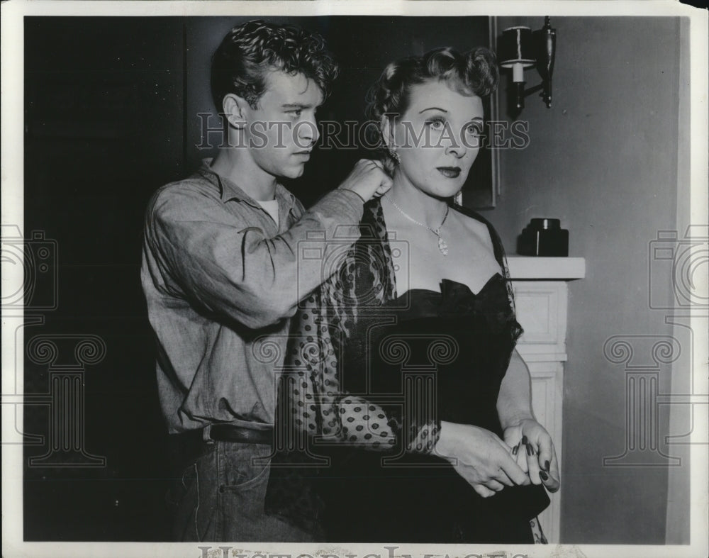1954 Press Photo Skip Homeier & Evelyn Ankers in The Hunted - cvp78865-Historic Images