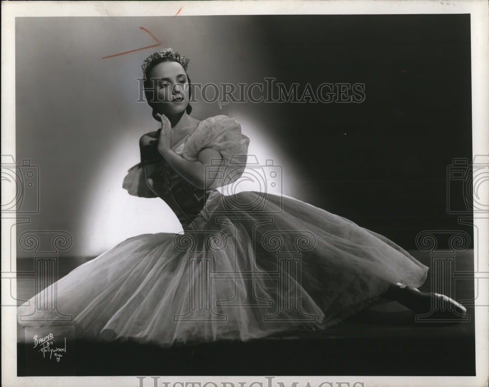 1954 Press Photo Anne Barlow in Fininaus Rainbow - cvp78869 - Historic Images