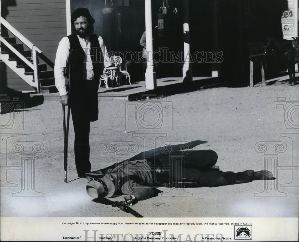1975 Press Photo Kirk Douglas in Posse - Historic Images