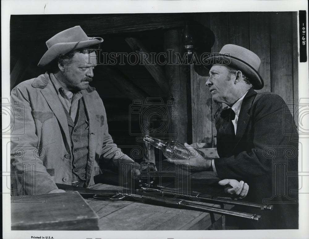 1966 Press Photo Van Heflin and Big Crosby in Stagecoach - cvp78889 - Historic Images