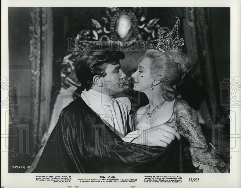 1964, Albert Finney & Joan Greenmont in Tom Jones - cvp78939 - Historic Images