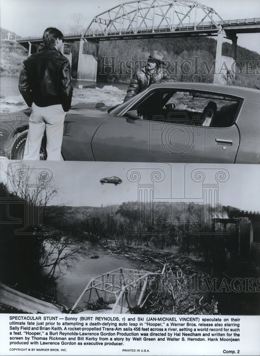 1978 Press Photo Warner Brothers presents Hooper with Burt Reynolds and Jan- - Historic Images