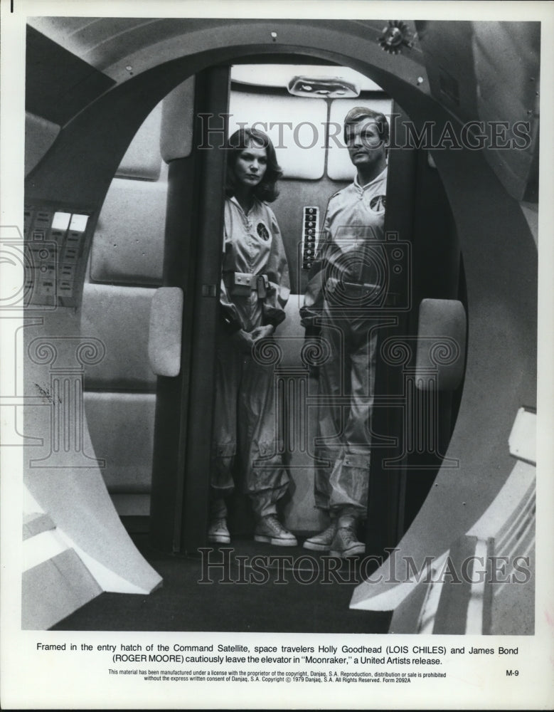 1979 Press Photo United Artists presents Moonraker with Roger Moore and Lois - Historic Images