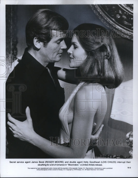 1979 Press Photo United Artists presents Moonraker with Roger Moore and Lois - Historic Images