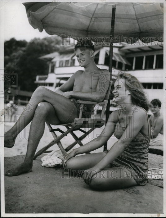 1941 Press Photo Dick Winkler and Rae King enjoy the beach - Historic Images