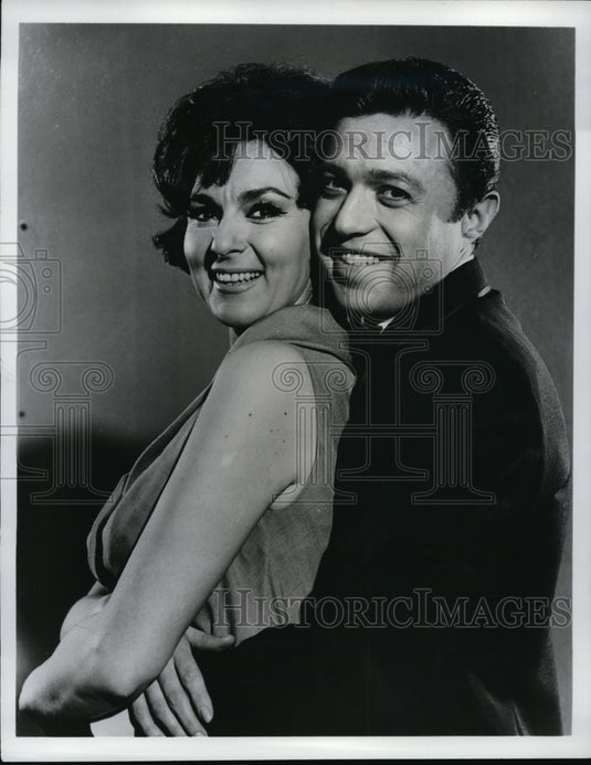 1965 Press Photo Bernice Massi and Steve Lawrence in What Makes Sammy Run? - Historic Images