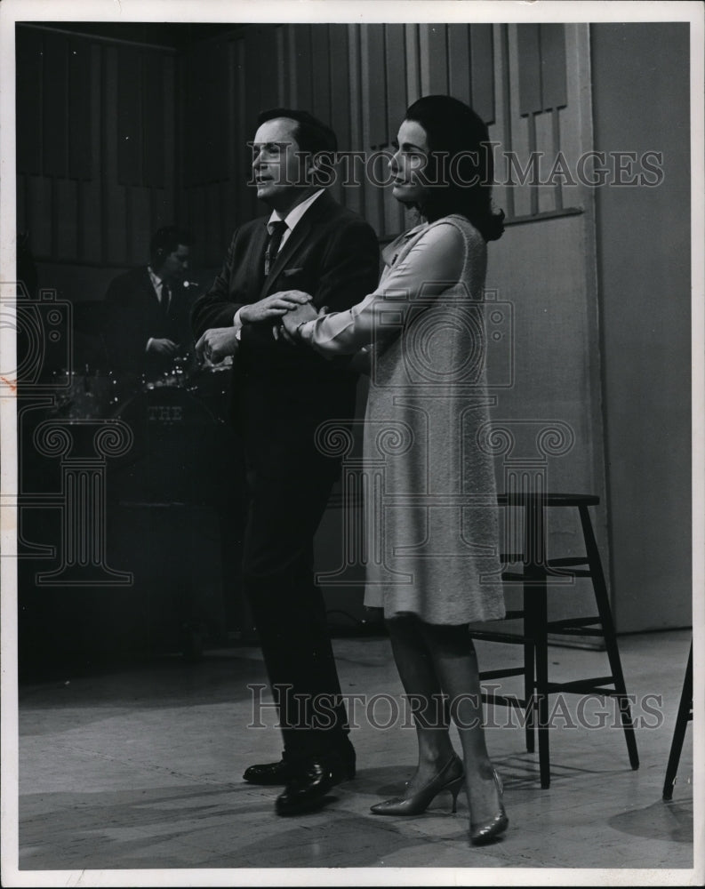 1965 Press Photo Mike Douglas and Carole Lawrence - Historic Images