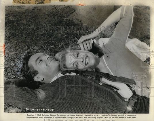 1964 Press Photo Jack Lemmon & Carol Lynley in Under the Yum Yum Tree - Historic Images